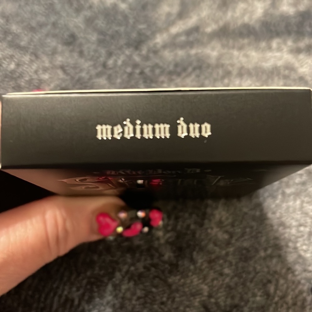 Kat Von D Shade + Light Medium Duo Contour - Picture 5 of 6